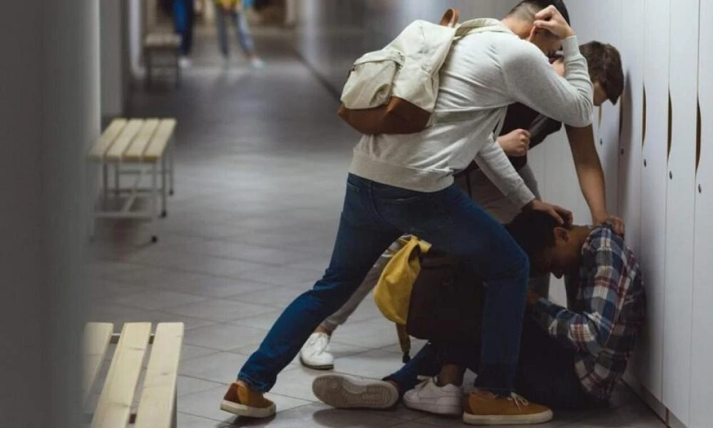 Ανεξέλεγκτη η βία των ανηλίκων- Δίνουν ραντεβού έξω από τα σχολεία για να παίξουν ξύλο (Βίντεο)